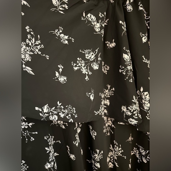Suzanne Betro - Gorgeous black and white tiered floral blouse. Size 2x. - Picture 3 of 7